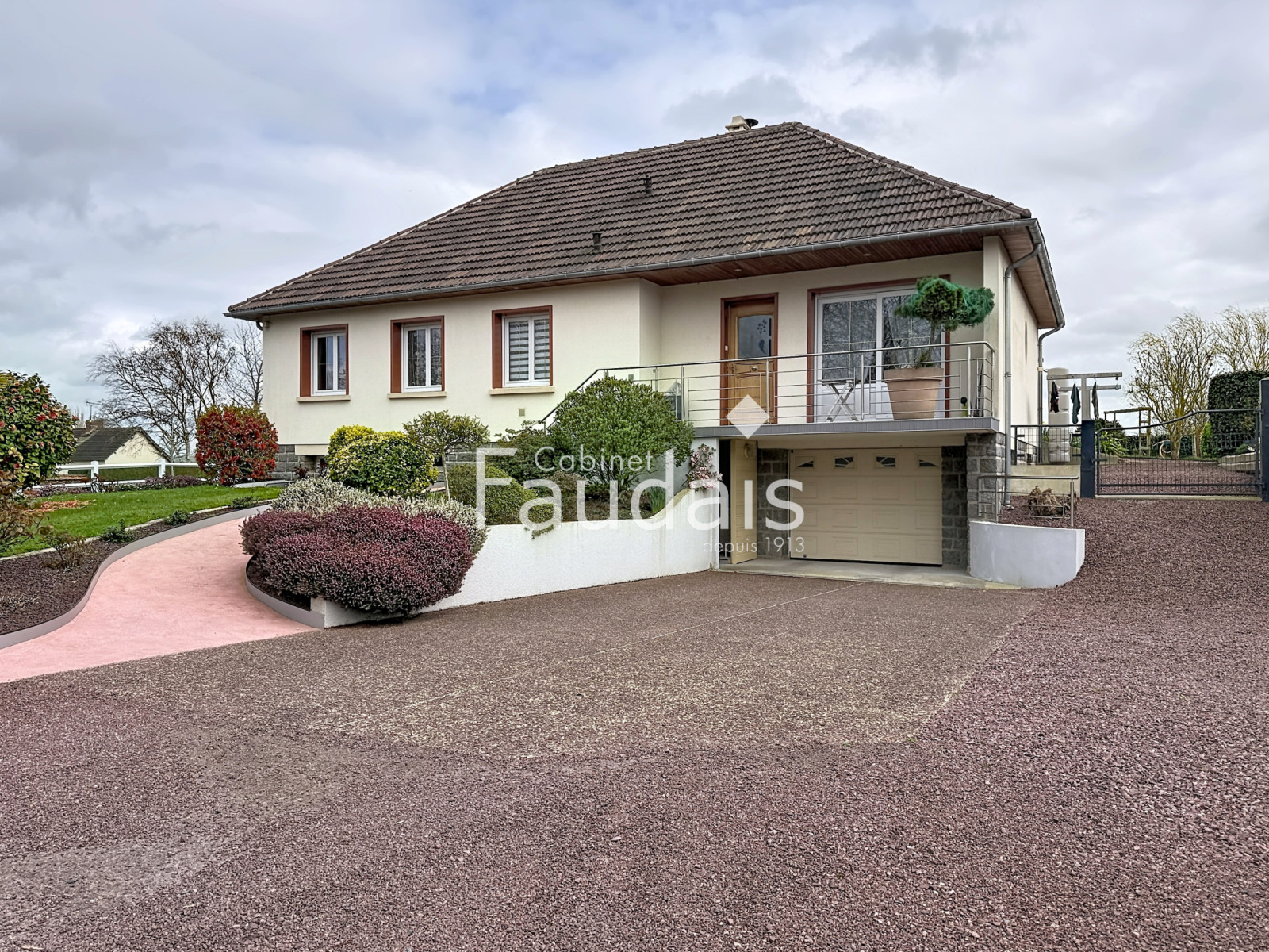 
                                                Vente
                                                 CONDE SUR VIRE maison avec hangar 