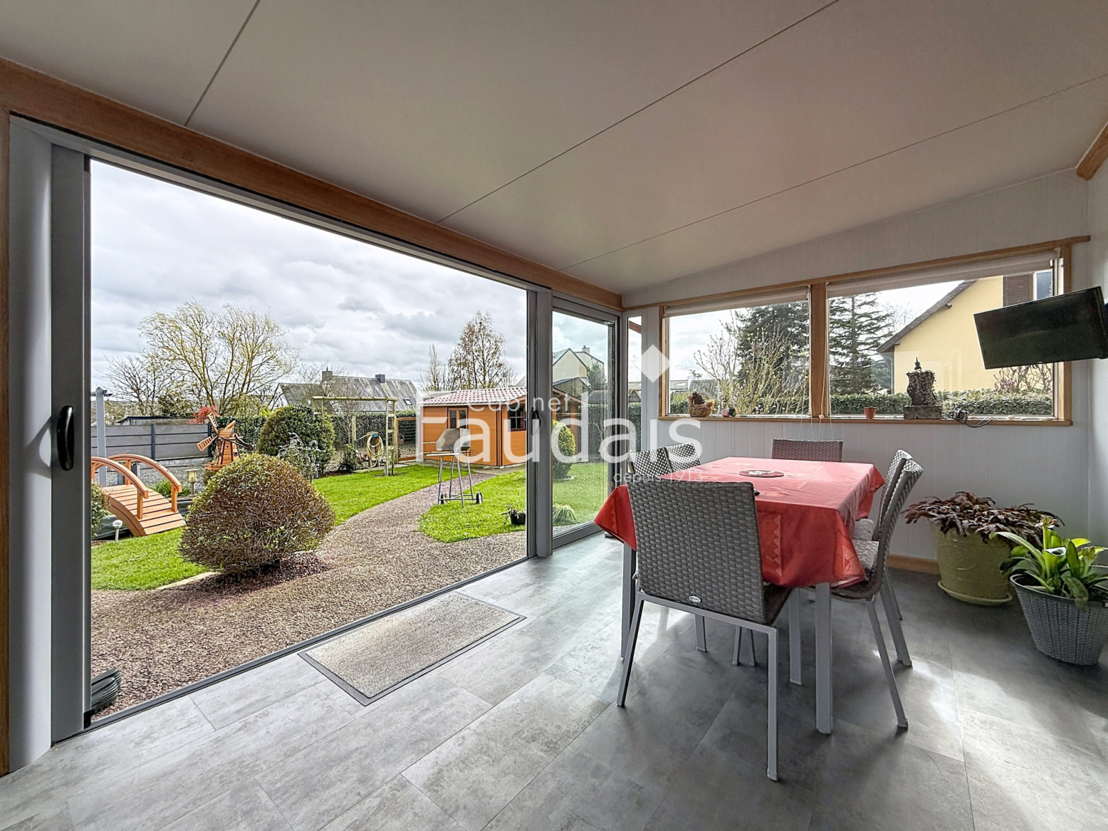 
                                                Vente
                                                 CONDE SUR VIRE maison avec hangar 