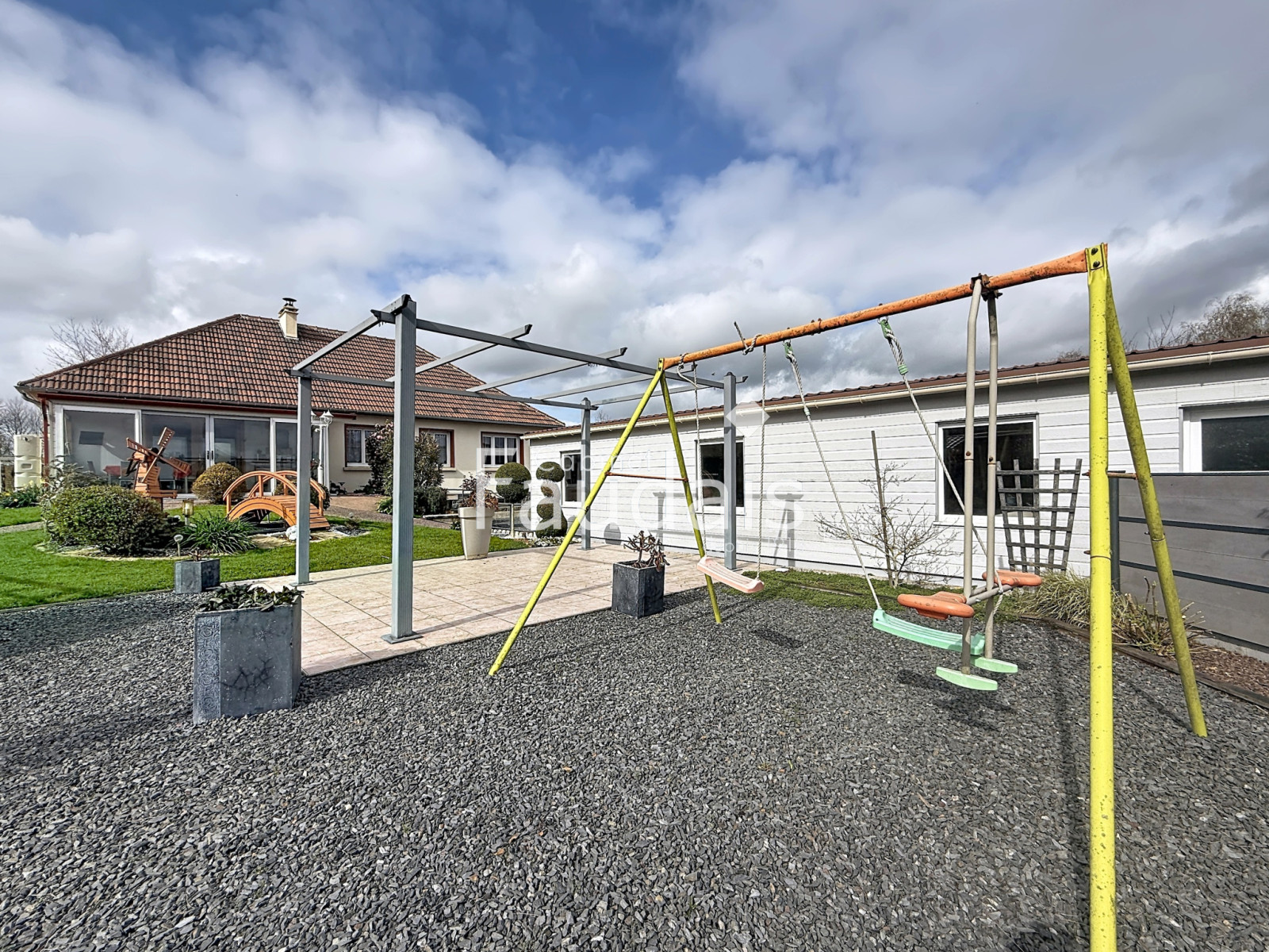 
                                                Vente
                                                 CONDE SUR VIRE maison avec hangar 