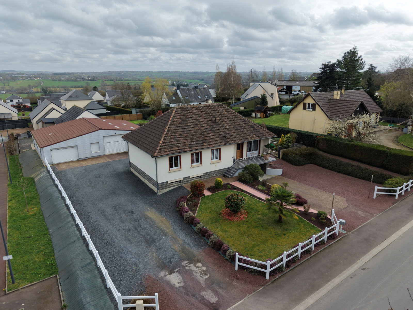 
                                                Vente
                                                 CONDE SUR VIRE maison avec hangar 