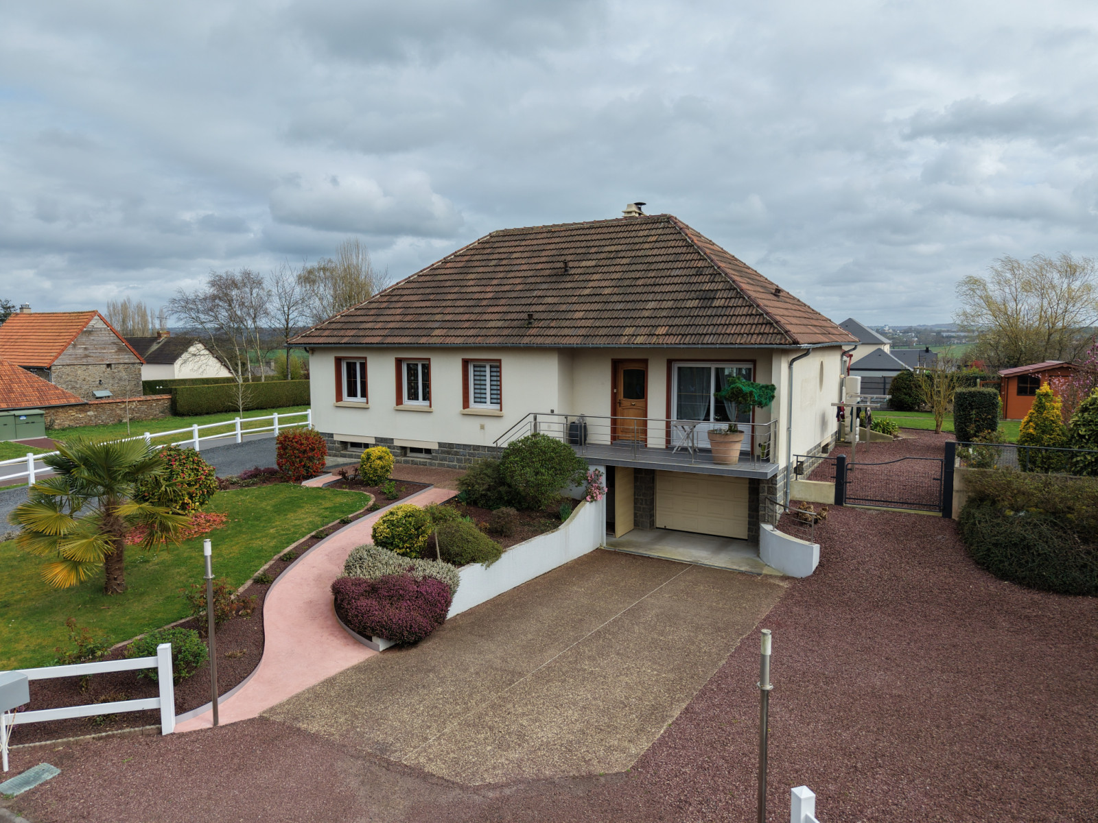 
                                                Vente
                                                 CONDE SUR VIRE maison avec hangar 