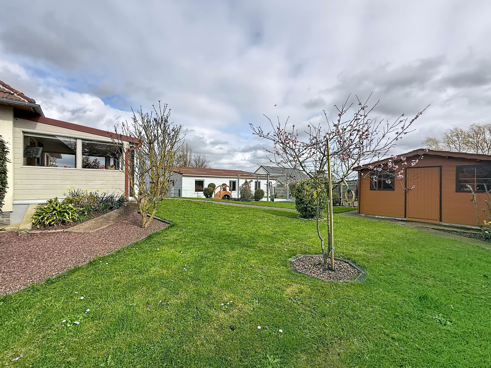 
                                                Vente
                                                 CONDE SUR VIRE maison avec hangar 