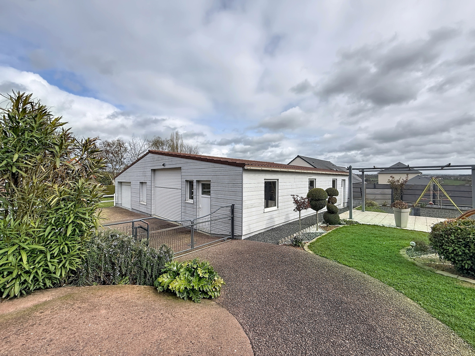 
                                                Vente
                                                 CONDE SUR VIRE maison avec hangar 