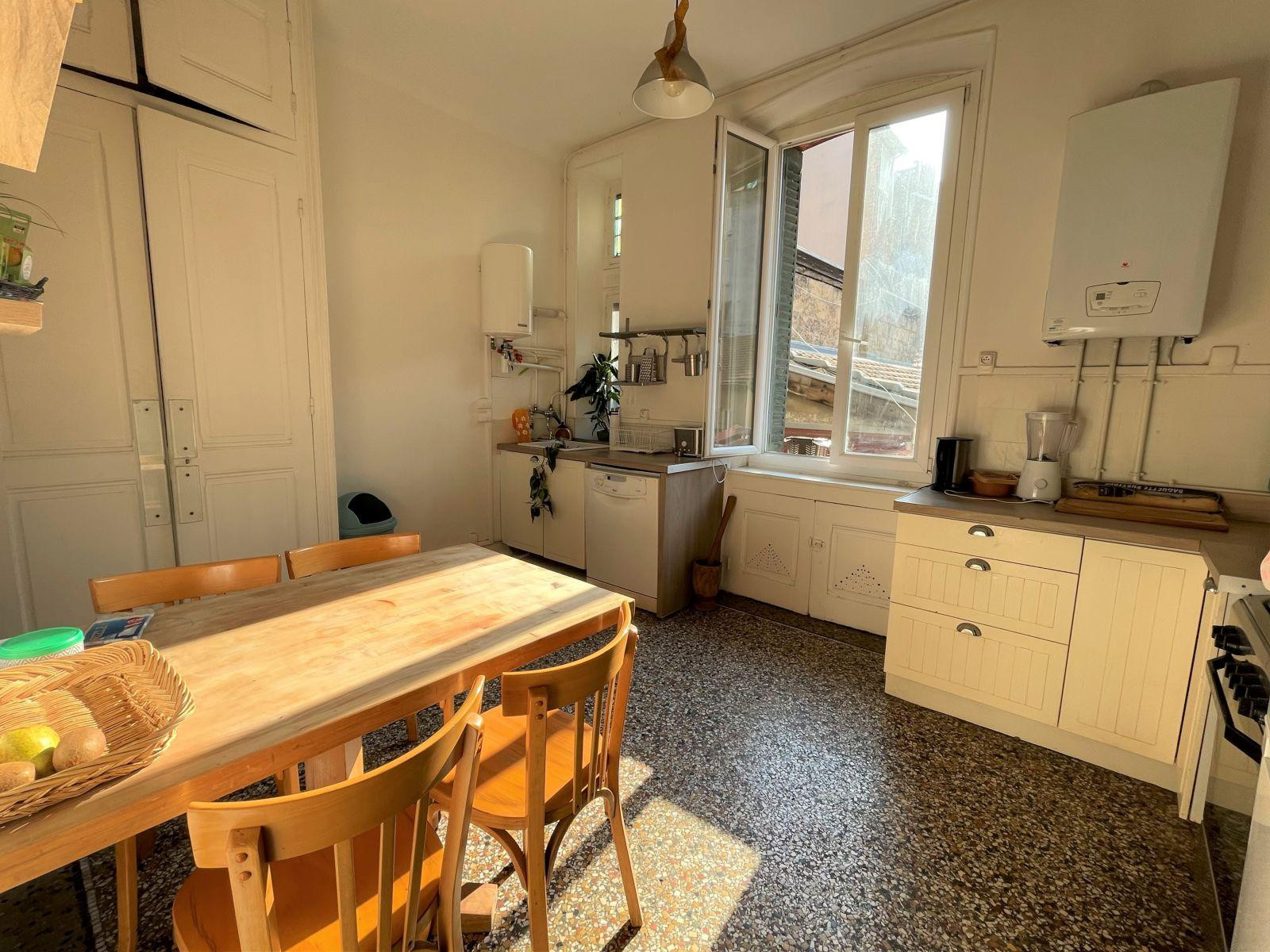 
                                                Location
                                                 Confortable appartement 5 pièces, cuisine