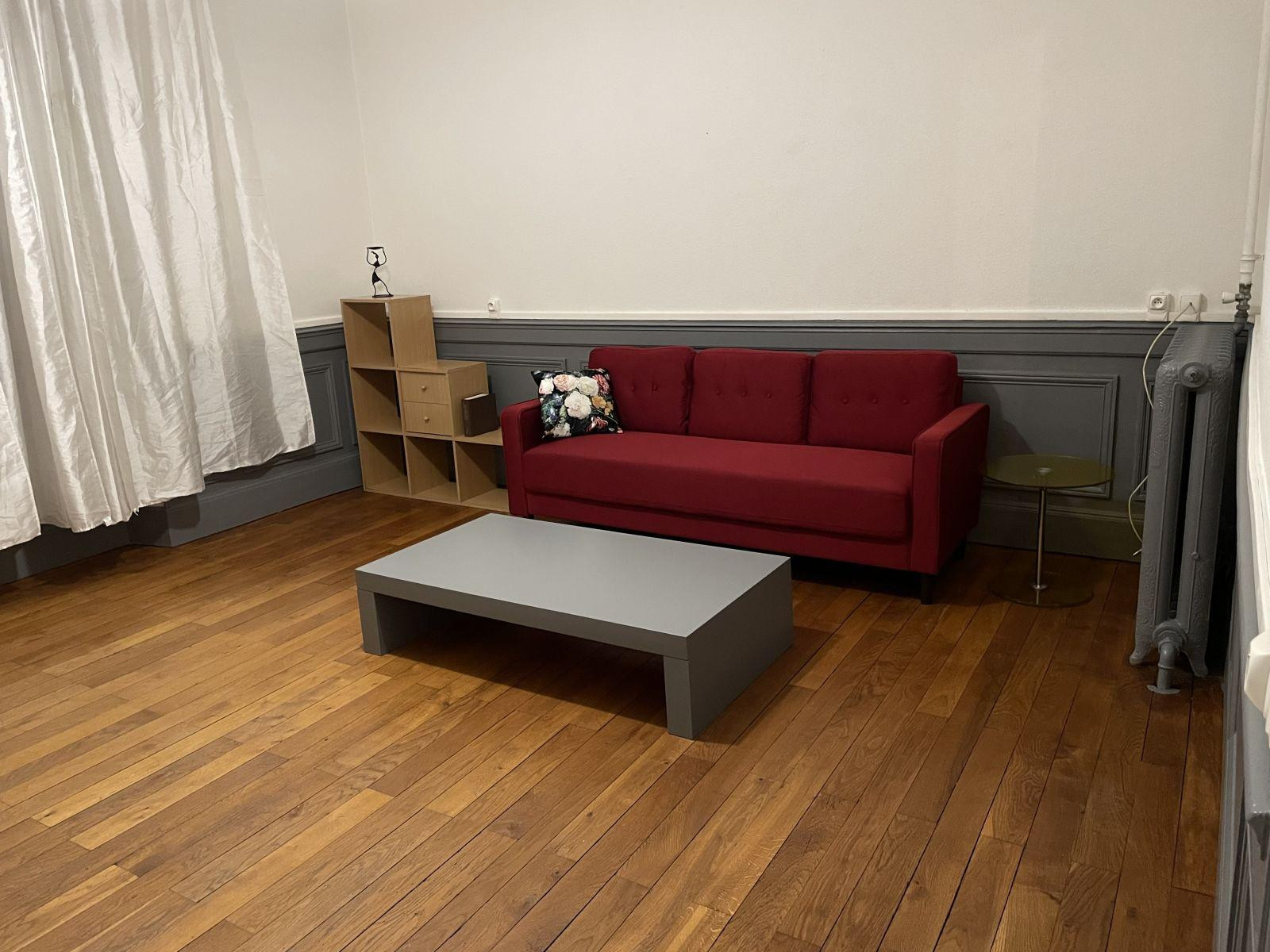 
                                                Location
                                                 Confortable appartement meublé de 5 P, cuisine