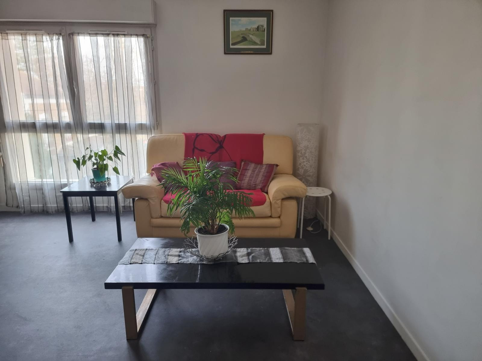 
                                                Location
                                                 Confortable F2  Proche commerces et bus vers RER A