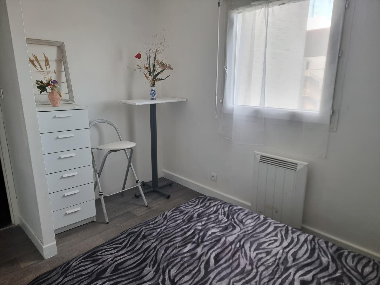 
                                                Location
                                                 Confortable F2  Proche commerces et bus vers RER A