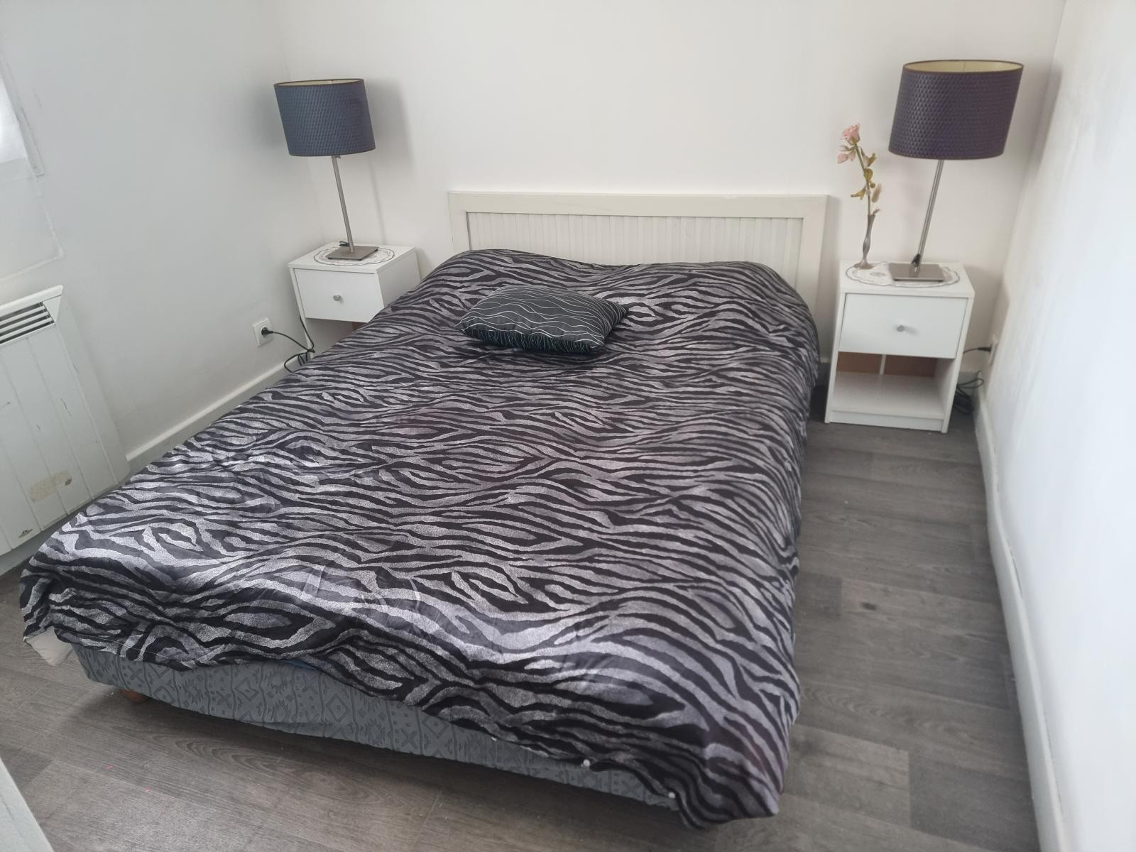 
                                                Location
                                                 Confortable F2  Proche commerces et bus vers RER A