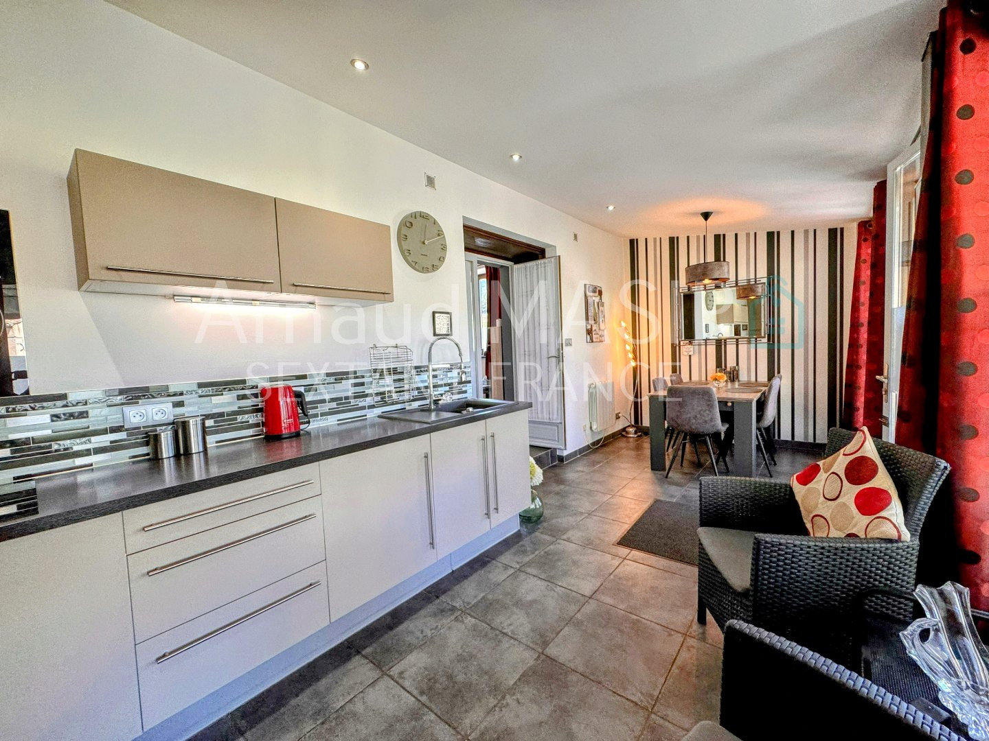 
                                                Vente
                                                 COQUETTE ET ATYPIQUE MAISONNETTE EN PIERRE, TERRASSE ET JARDINET ATTENANTS, AU CALME