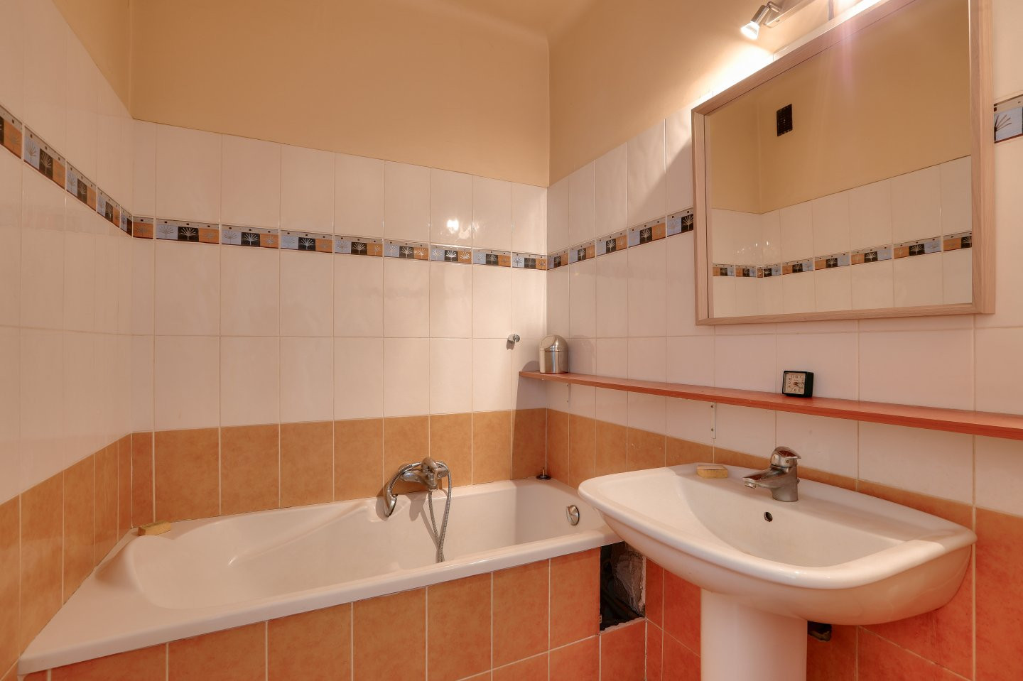 
                                                Vente
                                                 Corniche André de Joly, Nice - Appartement 3 pièces à rénover avec terrasse, parking et cave