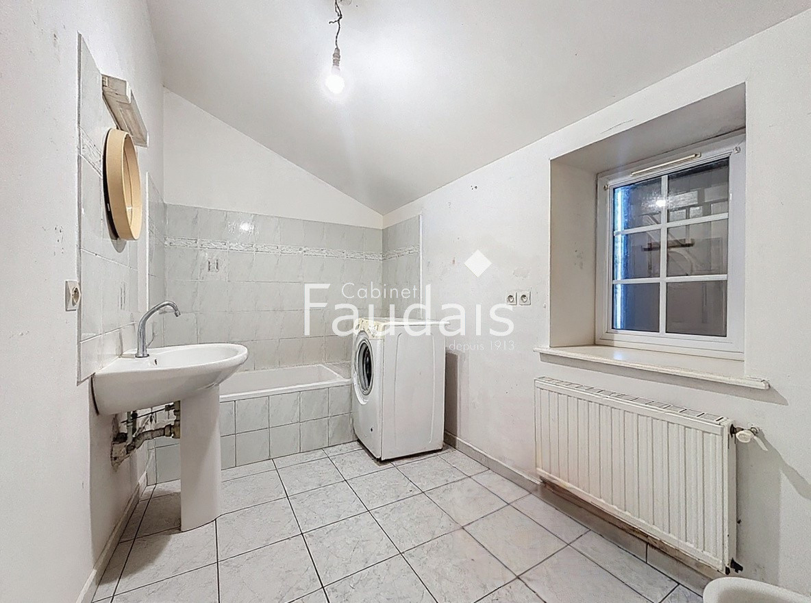 
                                                Vente
                                                 CORPS DE FERME AVEC DEUX LOGEMENTS A BAUDRE