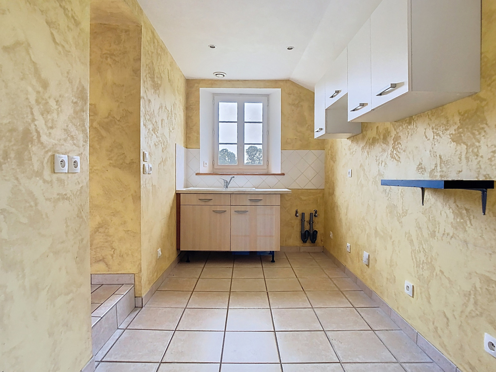 
                                                Vente
                                                 CORPS DE FERME AVEC DEUX LOGEMENTS A BAUDRE