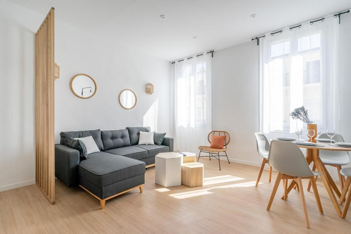 
                                                Location
                                                 Cosy Davso*