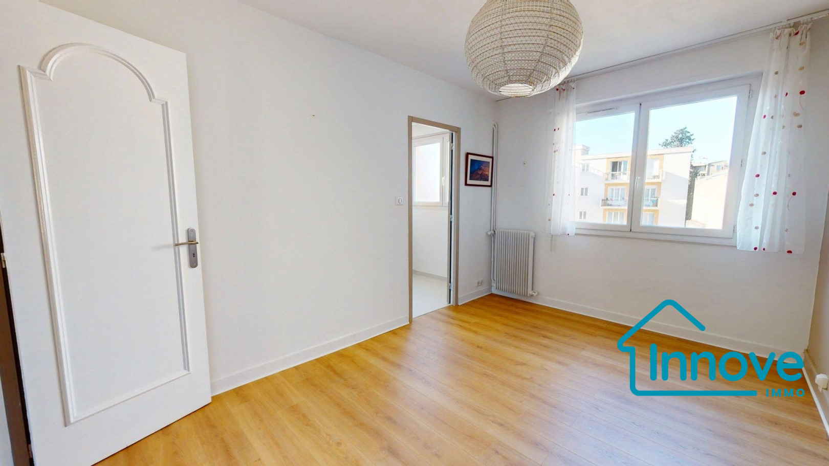 
                                                Vente
                                                 COTE PAVEE - T4 traversant avec grand balcon et box