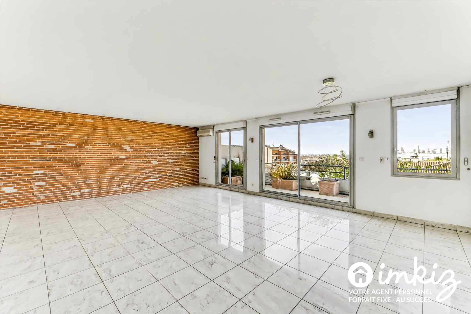 
                                                Vente
                                                 Côte Pavée - T5 - 4ch -2 terrasses-2 gar. boxés