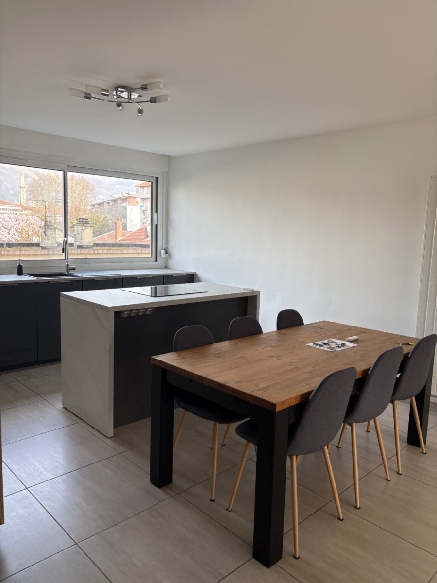 
                                                Location
                                                 Coup de cœur : T3 Meublé