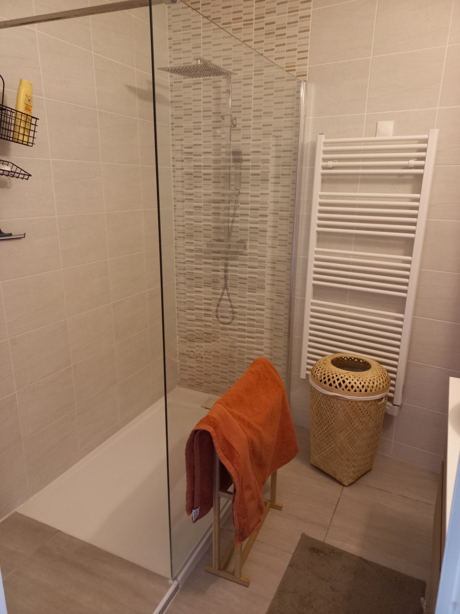 
                                                Location
                                                 Coup de cœur : T3 Meublé - Rénovation récente, très lumineux et au calme. Place de parking privée