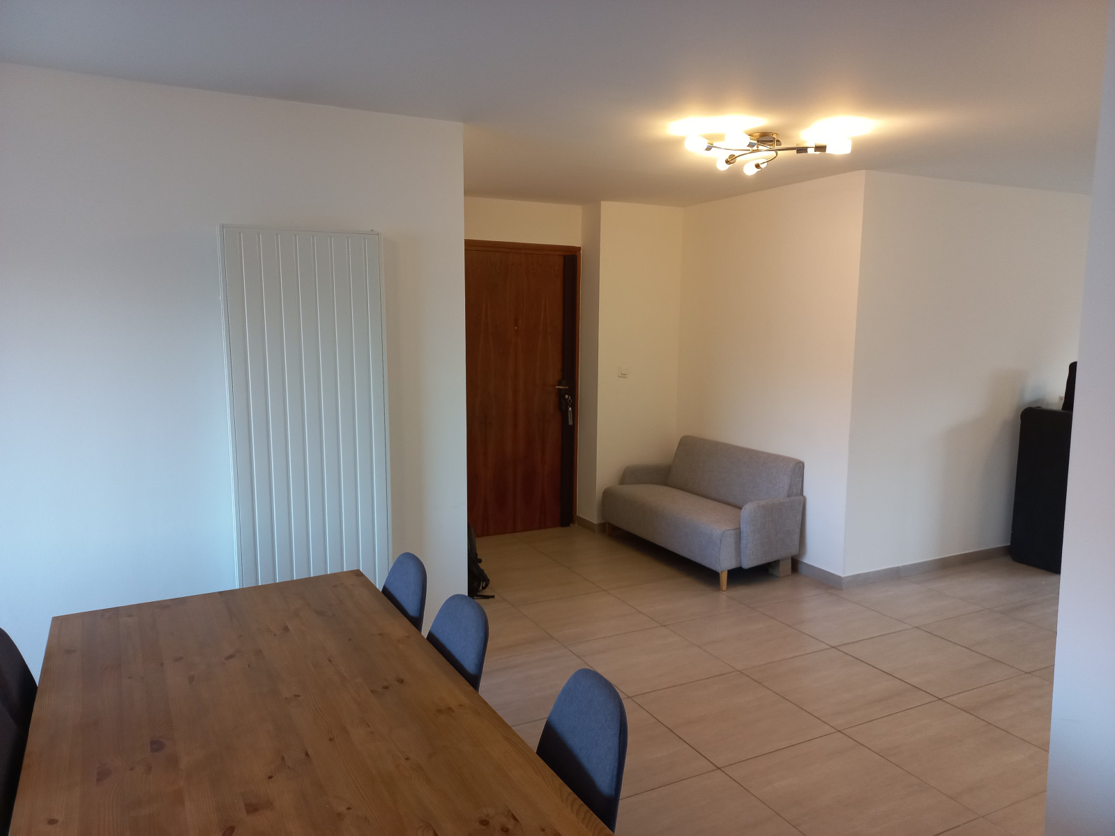 
                                                Location
                                                 Coup de cœur : T3 Meublé - Rénovation récente, très lumineux et au calme. Place de parking privée