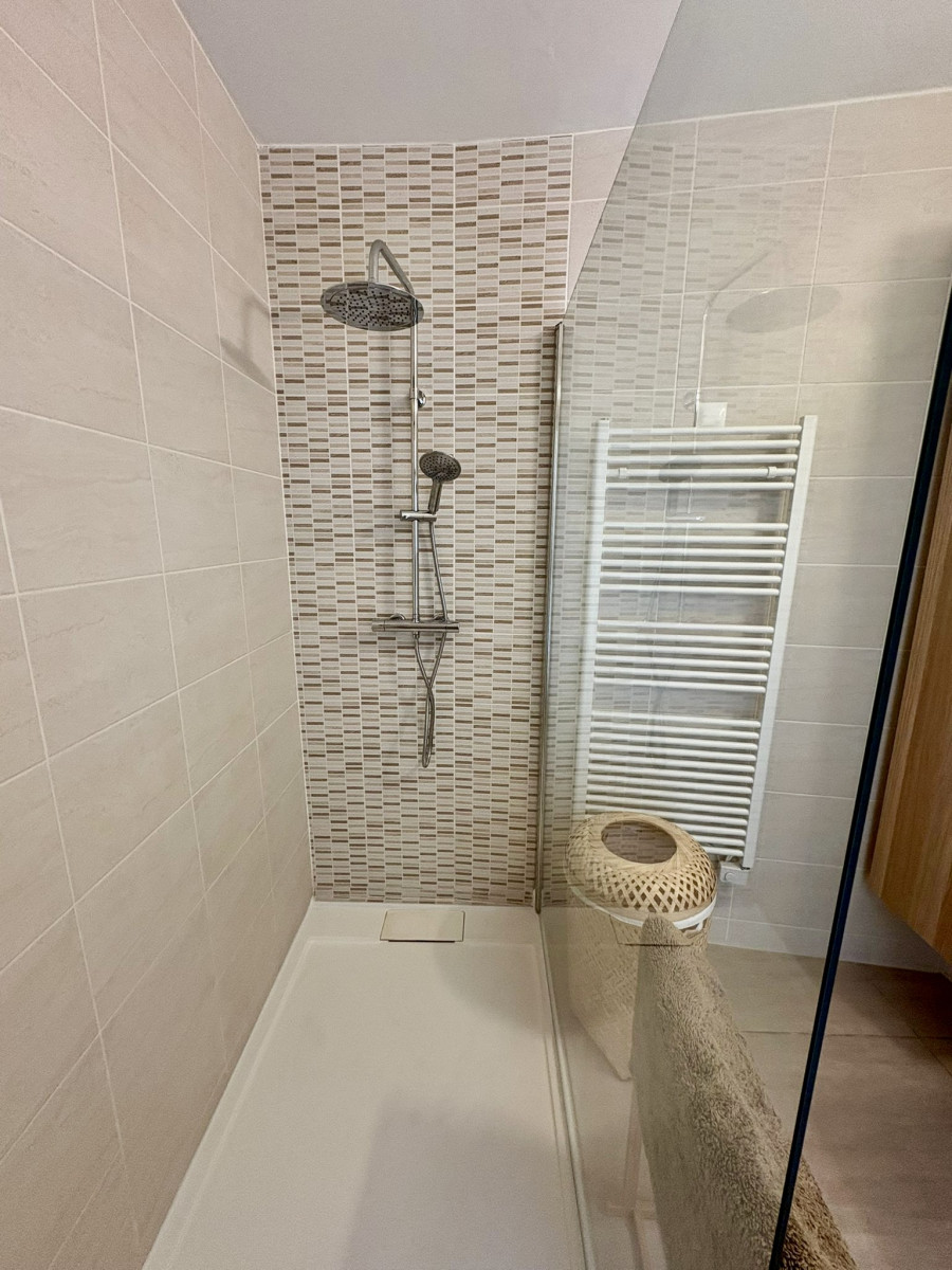 
                                                Location
                                                 Coup de cœur : T3 Meublé - Rénovation récente, très lumineux et au calme. Place de parking privée