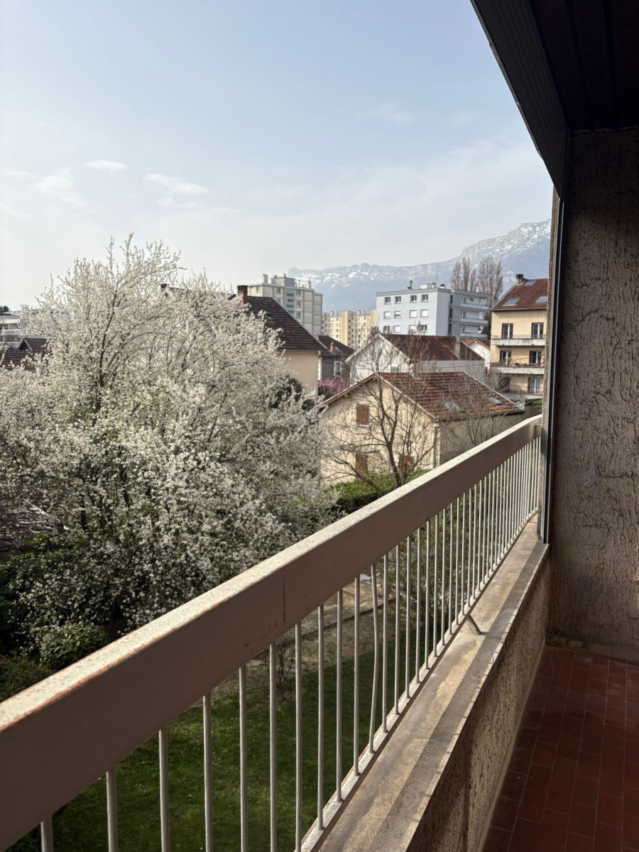
                                                Location
                                                 Coup de cœur : T3 Meublé - Rénovation récente, très lumineux et au calme. Place de parking privée