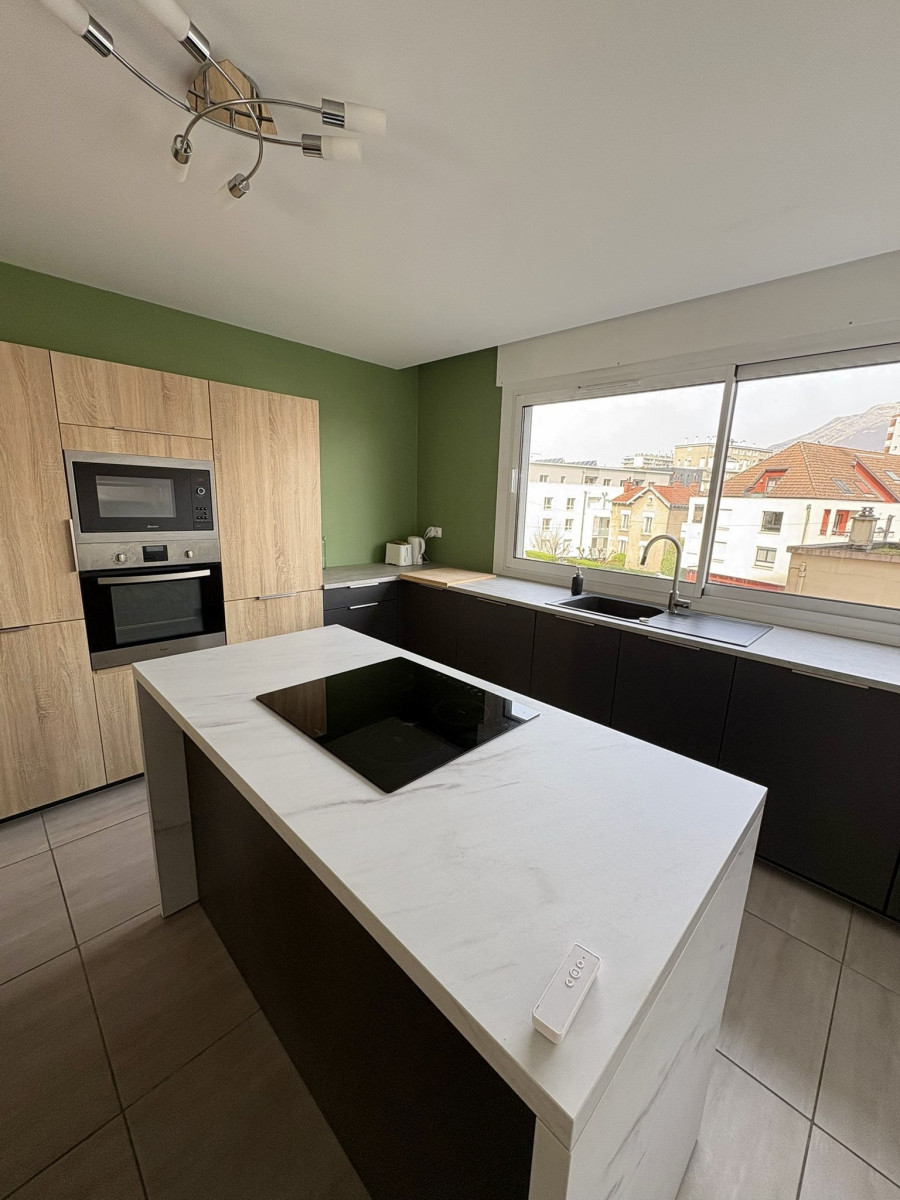 
                                                Location
                                                 Coup de cœur : T3 Meublé - Rénovation récente, très lumineux et au calme. Place de parking privée