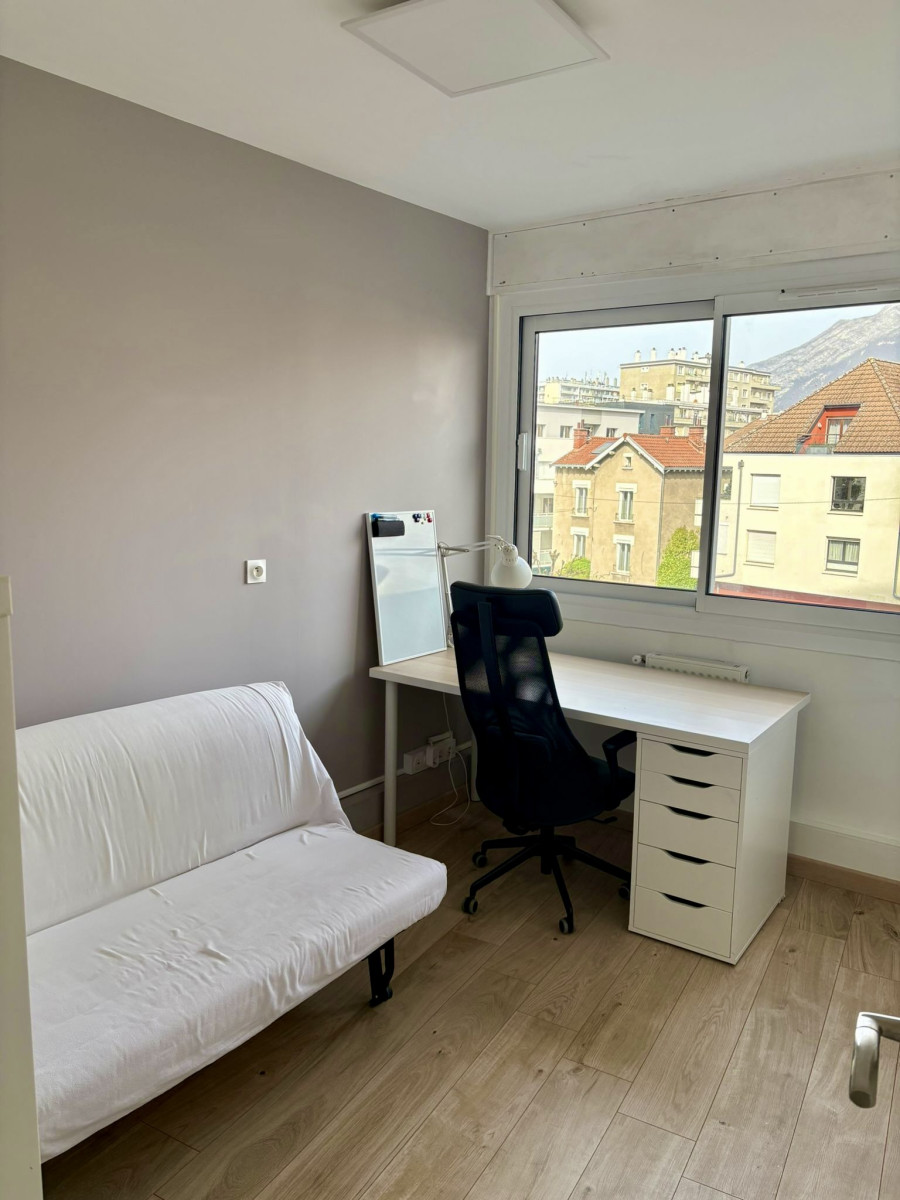 
                                                Location
                                                 Coup de cœur : T3 Meublé - Rénovation récente, très lumineux et au calme. Place de parking privée