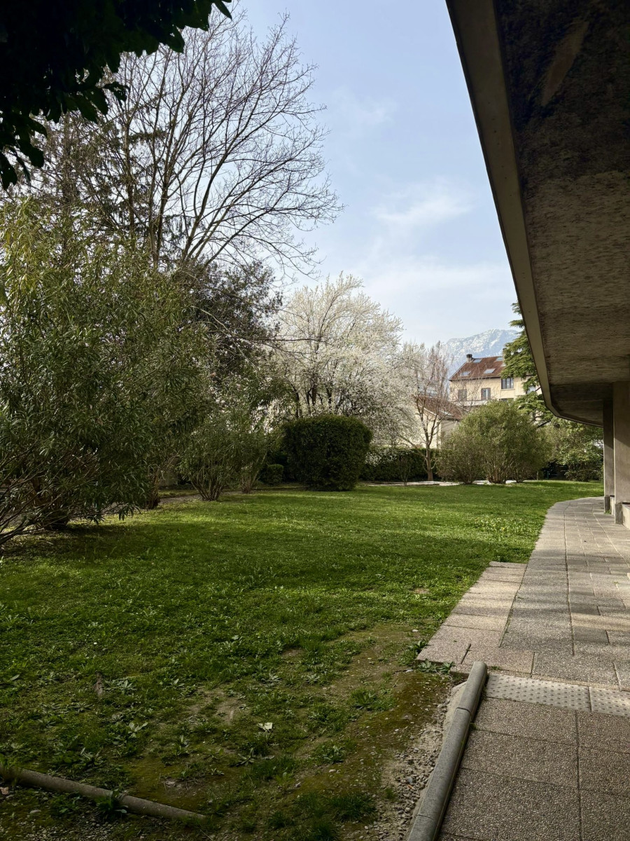 
                                                Location
                                                 Coup de cœur : T3 Meublé - Rénovation récente, très lumineux et au calme. Place de parking privée