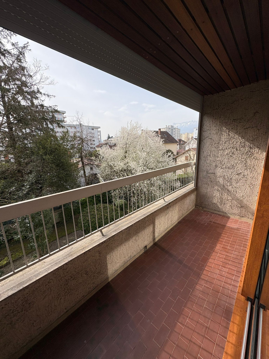 
                                                Location
                                                 Coup de cœur : T3 Meublé - Rénovation récente, très lumineux et au calme. Place de parking privée