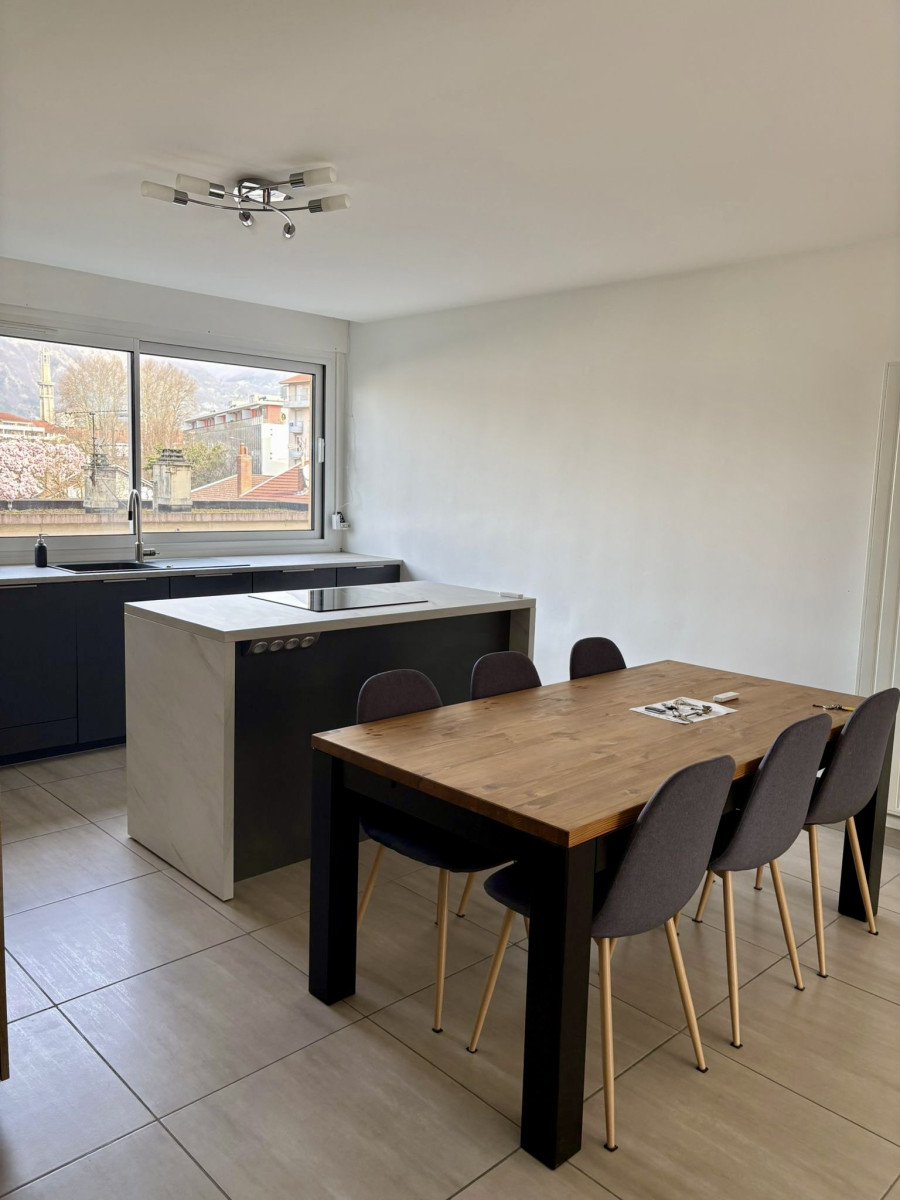 
                                                Location
                                                 Coup de cœur : T3 Meublé - Rénovation récente, très lumineux et au calme. Place de parking privée