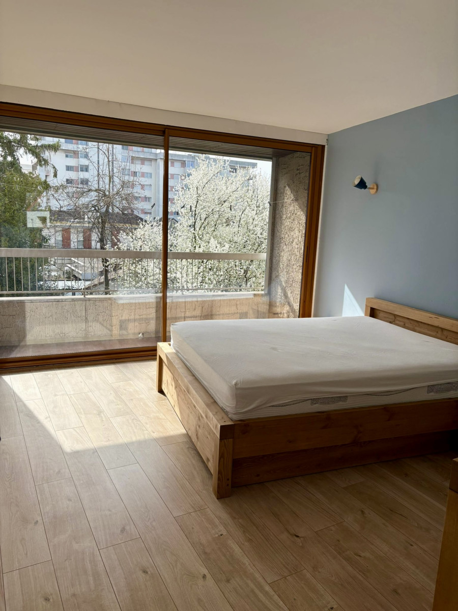 
                                                Location
                                                 Coup de cœur : T3 Meublé - Rénovation récente, très lumineux et au calme. Place de parking privée