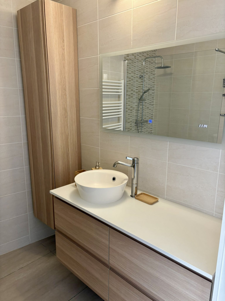 
                                                Location
                                                 Coup de cœur : T3 Meublé - Rénovation récente, très lumineux et au calme. Place de parking privée