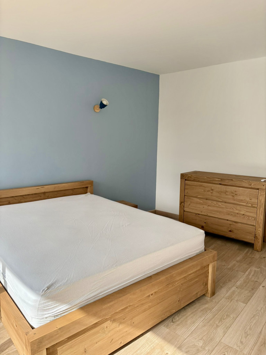 
                                                Location
                                                 Coup de cœur : T3 Meublé - Rénovation récente, très lumineux et au calme. Place de parking privée