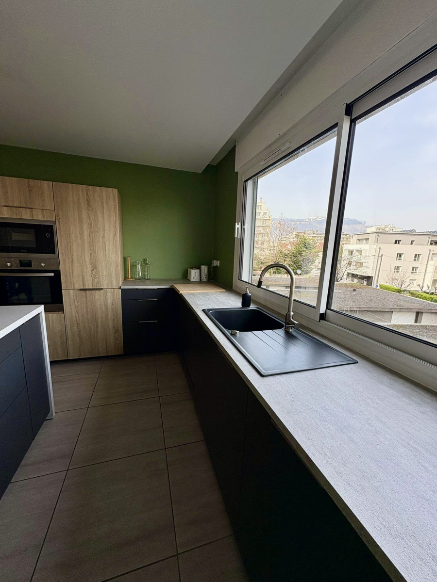 
                                                Location
                                                 Coup de cœur : T3 Meublé - Rénovation récente, très lumineux et au calme. Place de parking privée