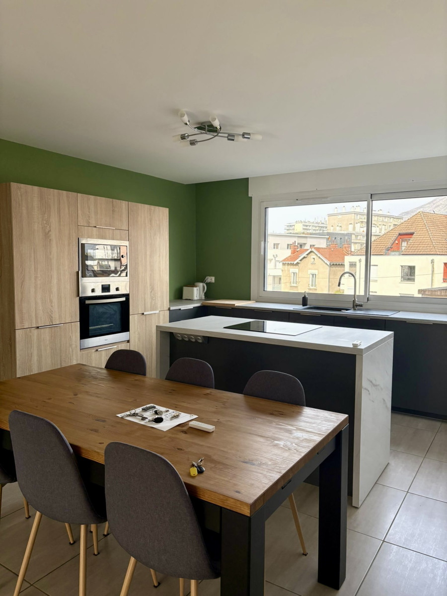 
                                                Location
                                                 Coup de cœur : T3 Meublé - Rénovation récente, très lumineux et au calme. Place de parking privée