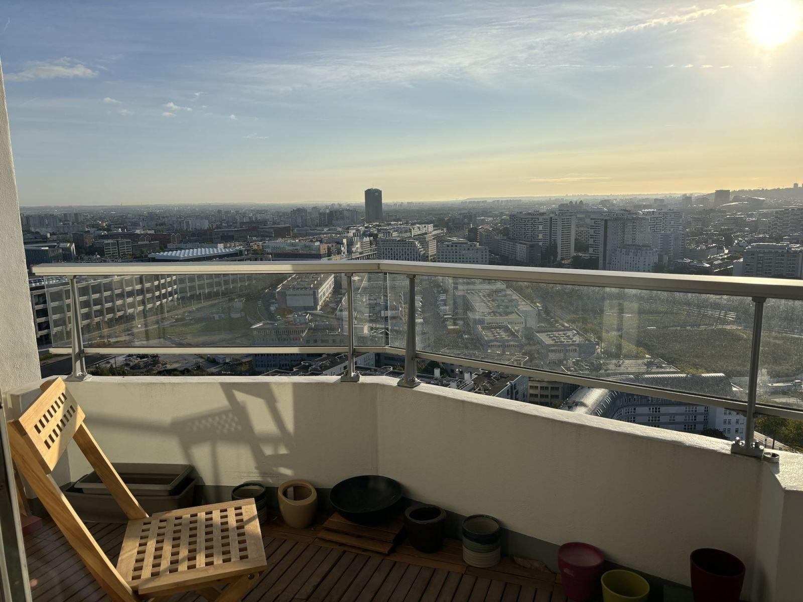 
                                                Location
                                                 COUP DE COEUR... VUE URBAINE DEGAGEE.. LUMINEUX