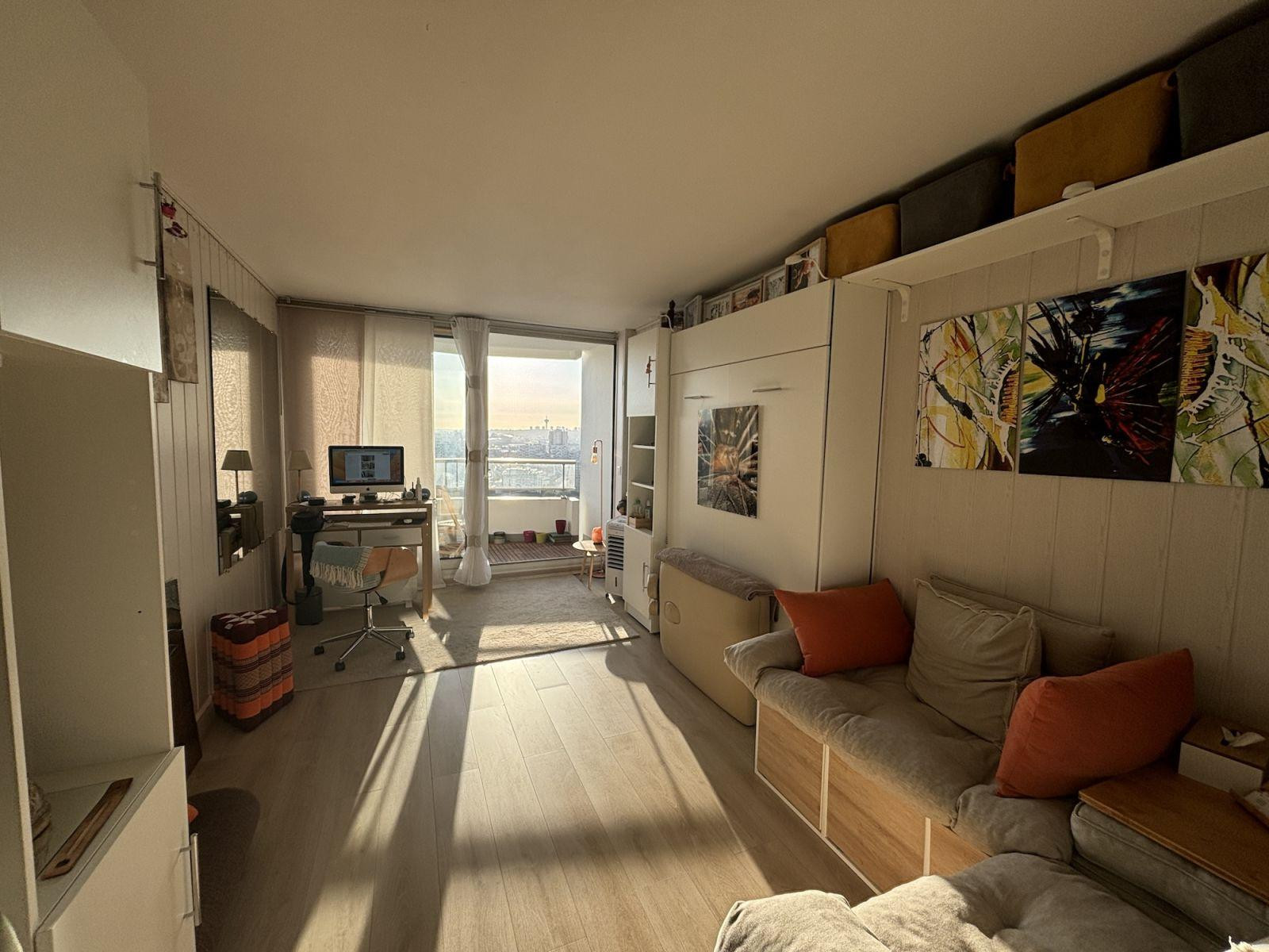 
                                                Location
                                                 COUP DE COEUR... VUE URBAINE DEGAGEE.. LUMINEUX