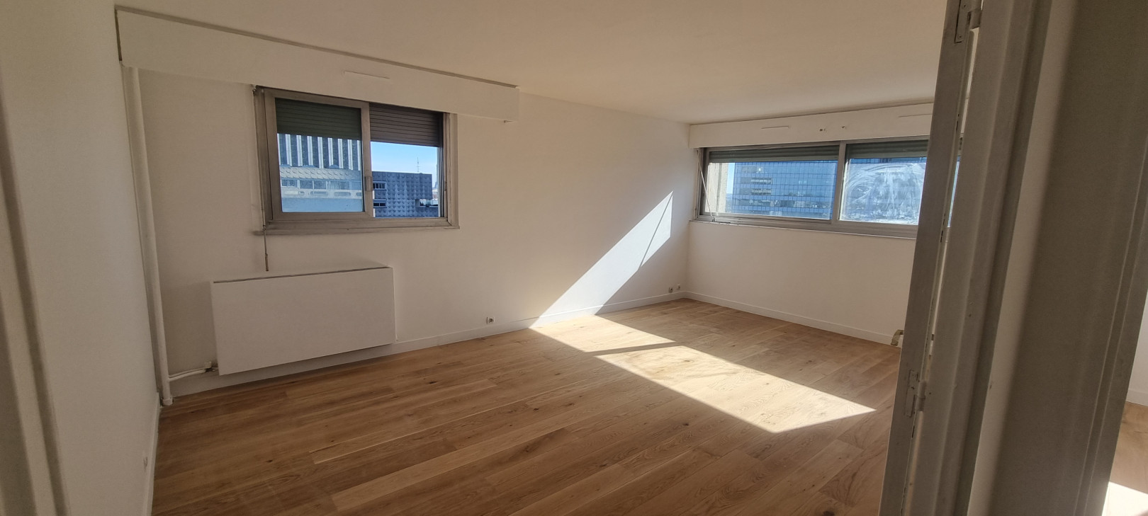 
                                                Location
                                                 Courbevoie – 3 pièces meublé 79 m² – 17e étage – Vue Tour Eiffel & Paris