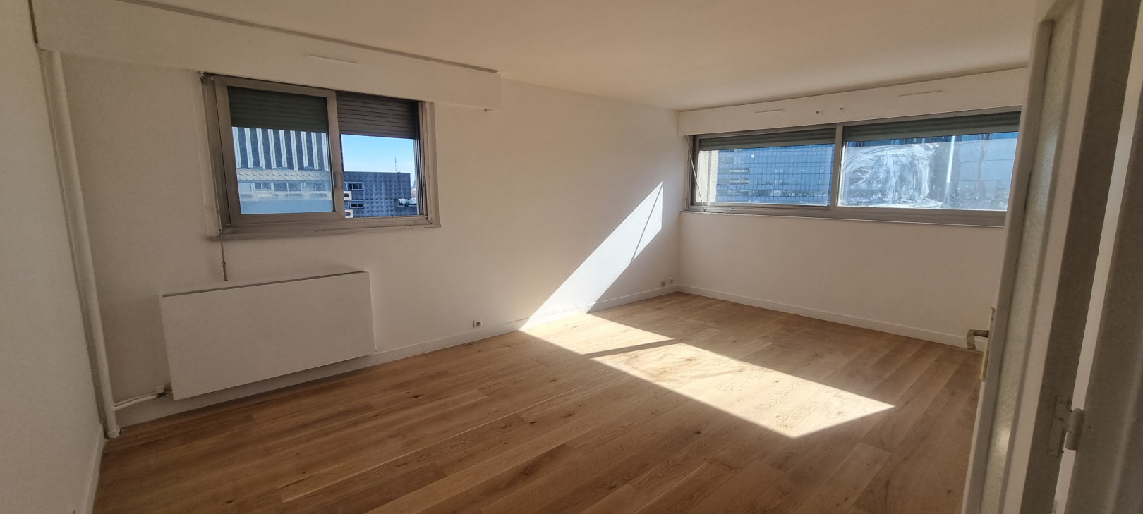 
                                                Location
                                                 Courbevoie – 3 pièces meublé 79 m² – 17e étage – Vue Tour Eiffel & Paris