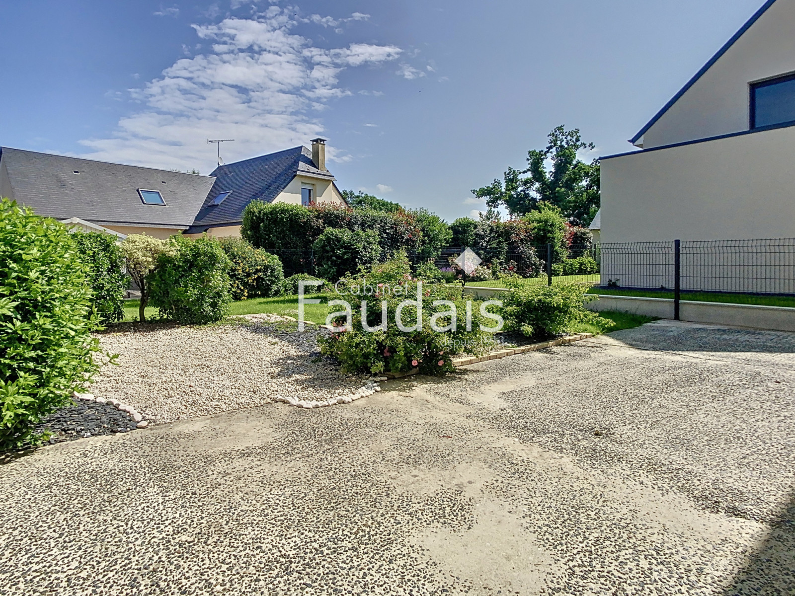 
                                                Vente
                                                 COUVAINS, 131m2, Maison 4 chambres
