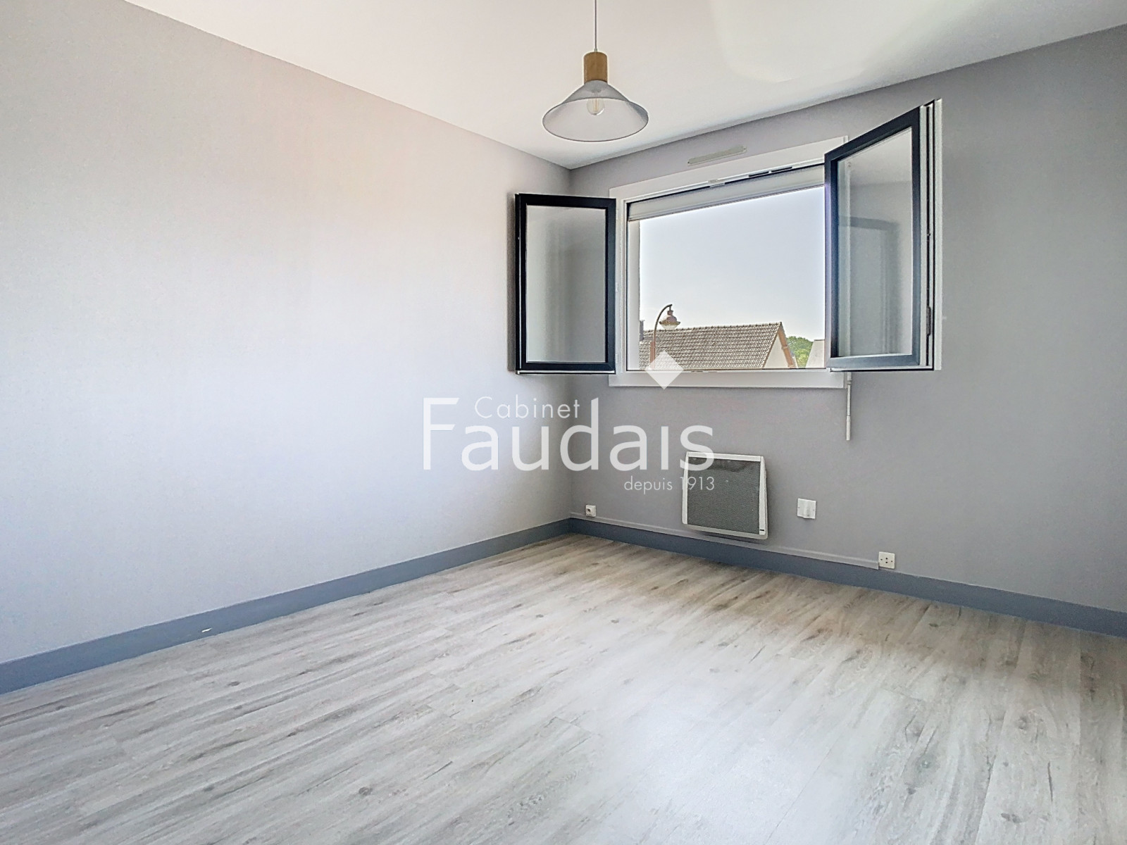 
                                                Vente
                                                 COUVAINS, 131m2, Maison 4 chambres