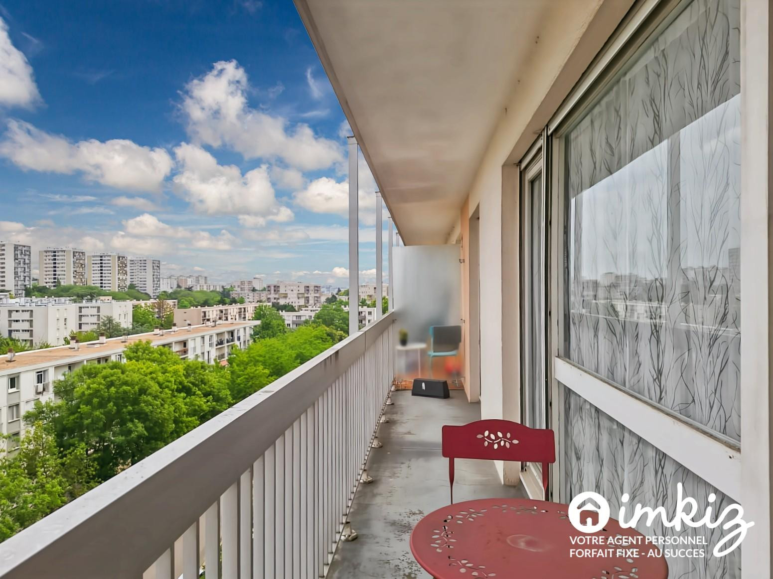 
                                                Vente
                                                 Créteil 2 pièces dernier étage balcon parking