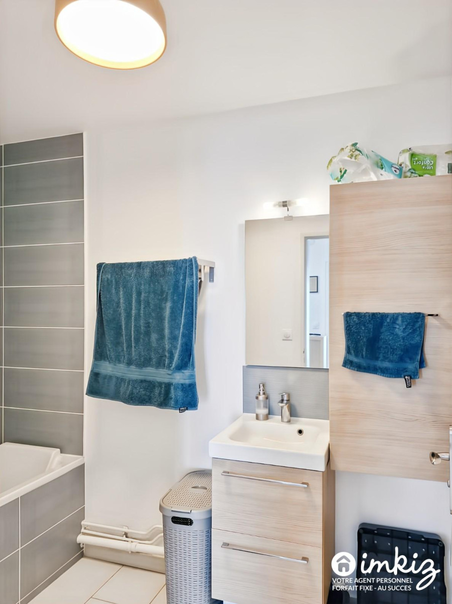 
                                                Vente
                                                 Créteil 2 pièces dernier étage balcon parking