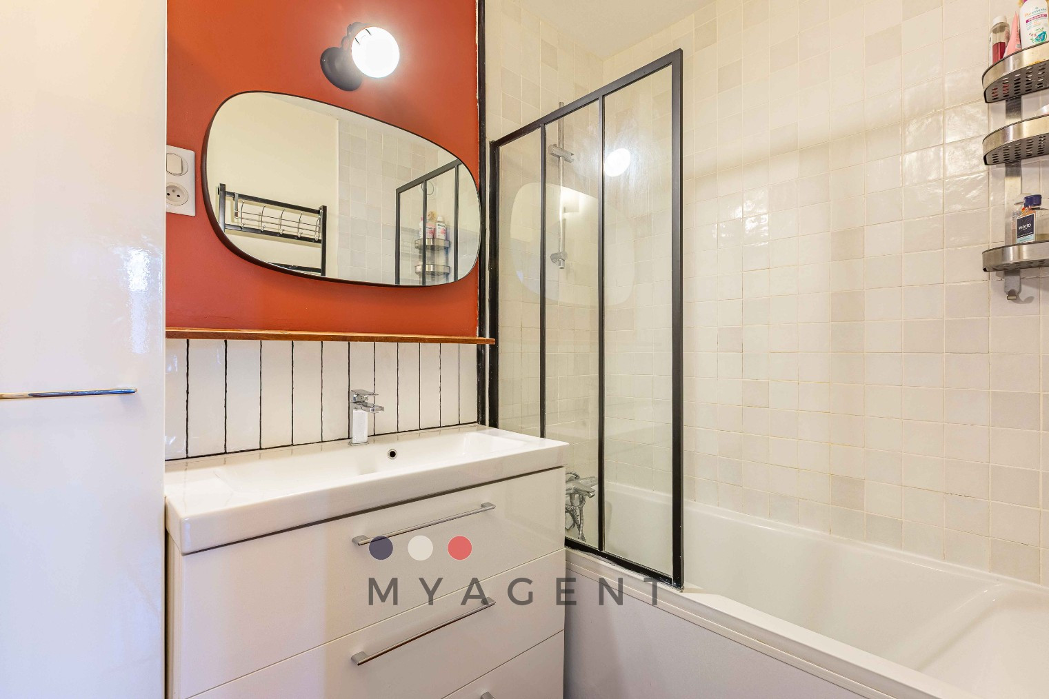 
                                                Vente
                                                 Croix de Chavaux à 2 min – 66 m² lumineux