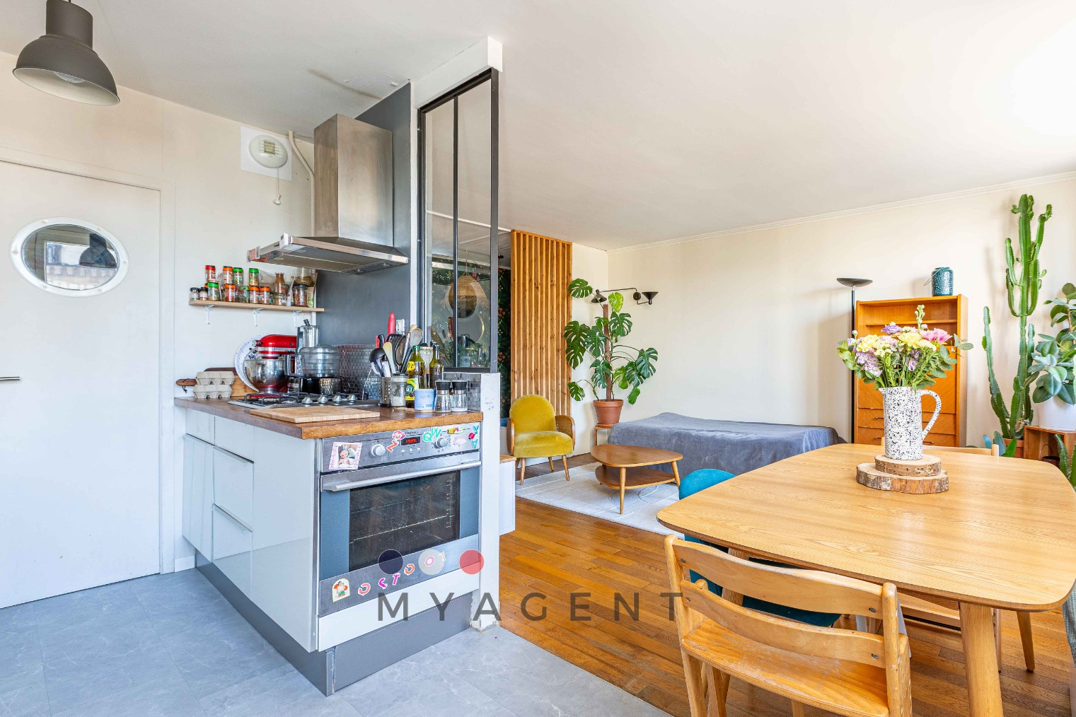 
                                                Vente
                                                 Croix de Chavaux à 2 min – 66 m² lumineux