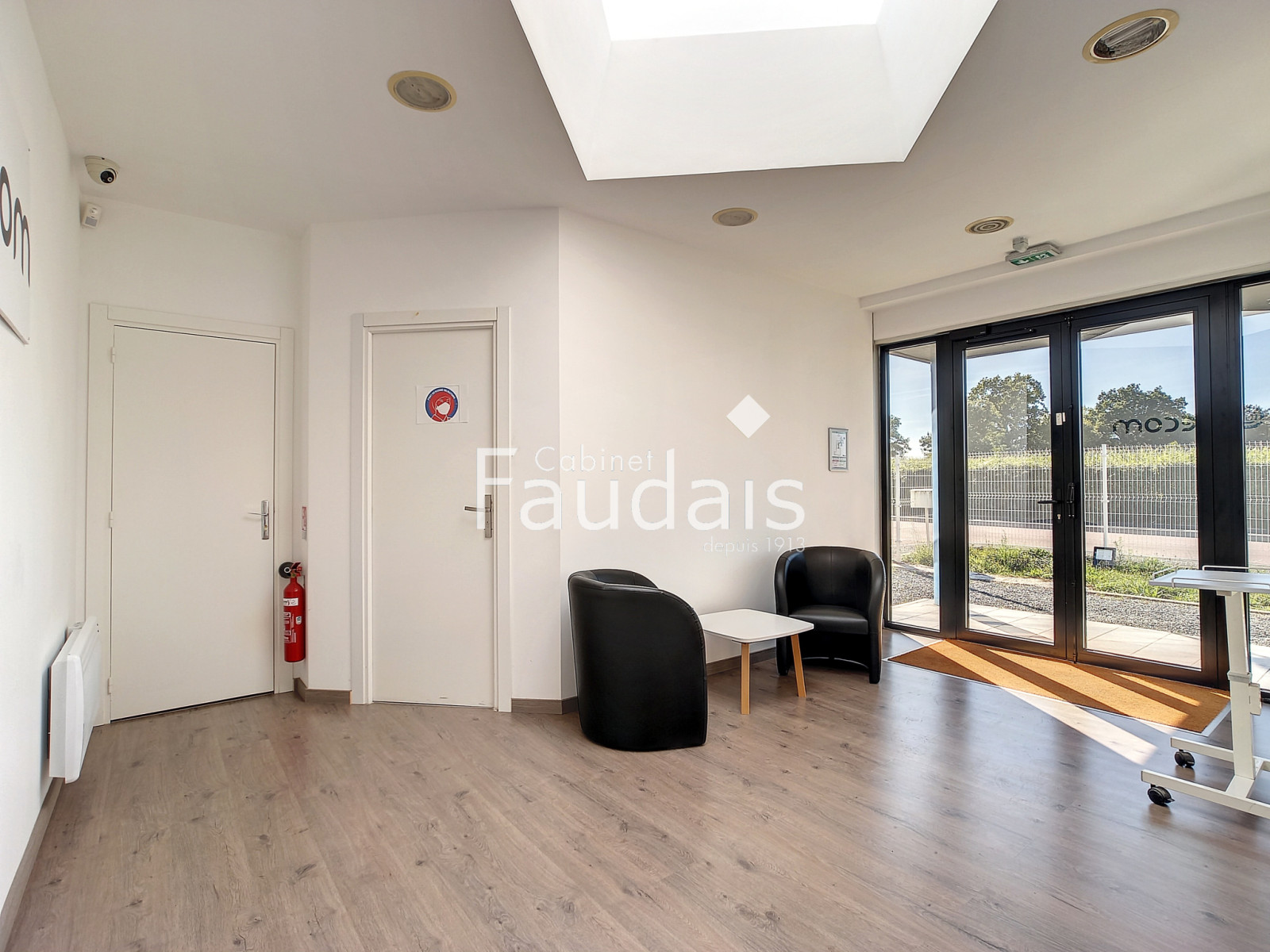 
                                                Vente
                                                 DANGY, Local professionnel