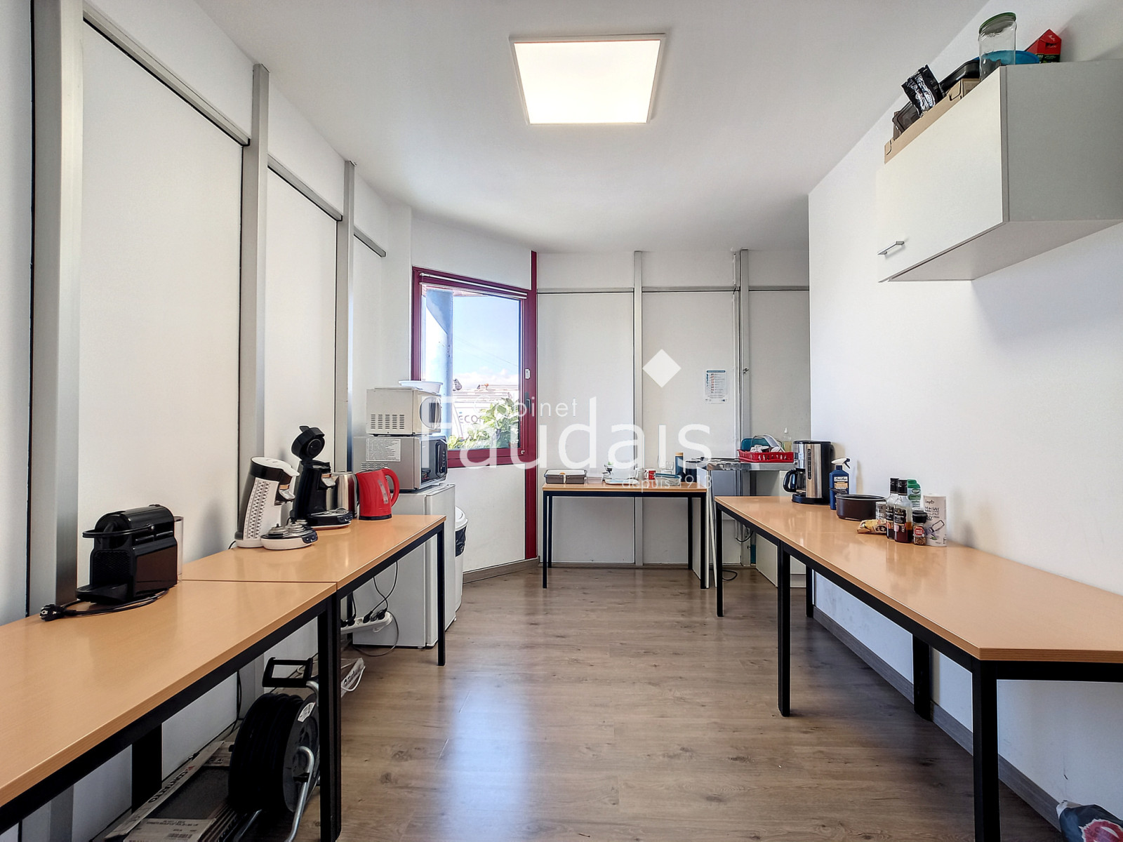 
                                                Vente
                                                 DANGY, Local professionnel