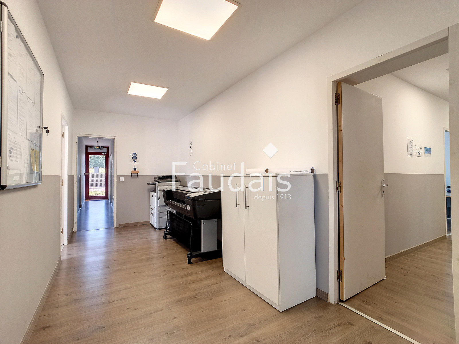 
                                                Vente
                                                 DANGY, Local professionnel