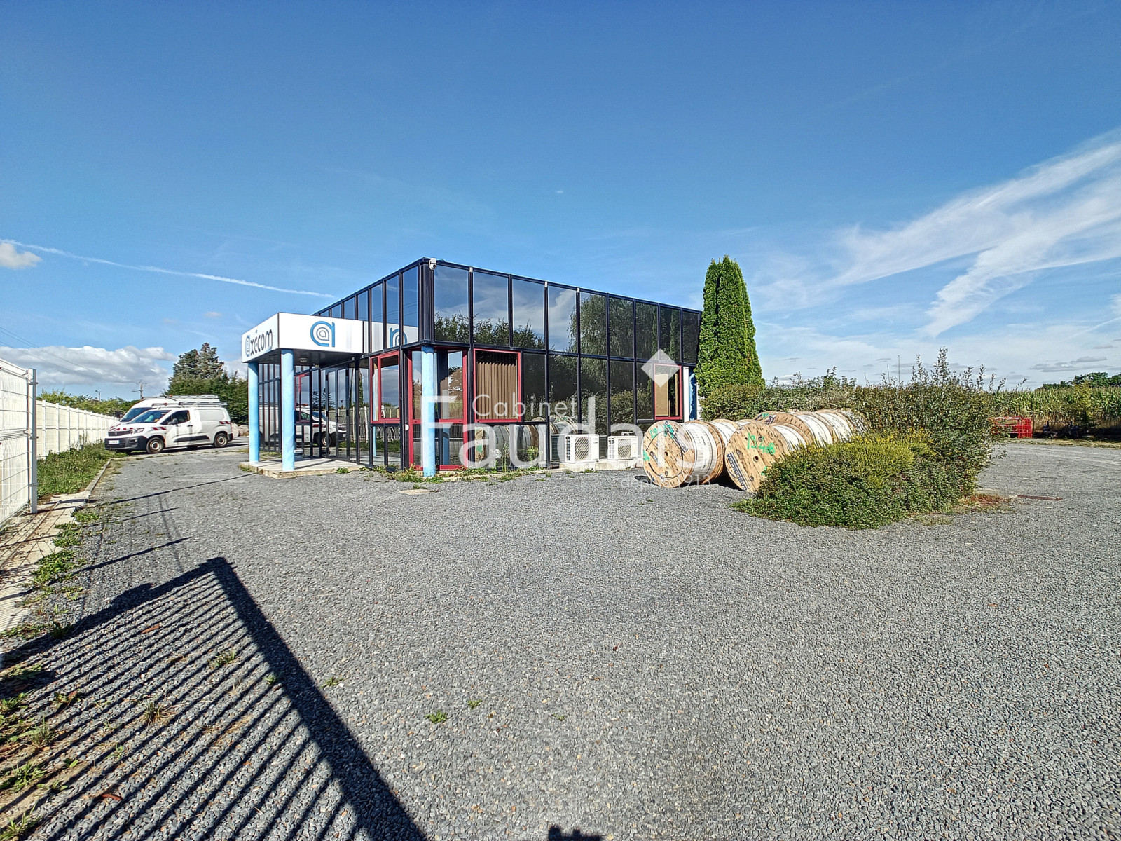 
                                                Vente
                                                 DANGY, Local professionnel