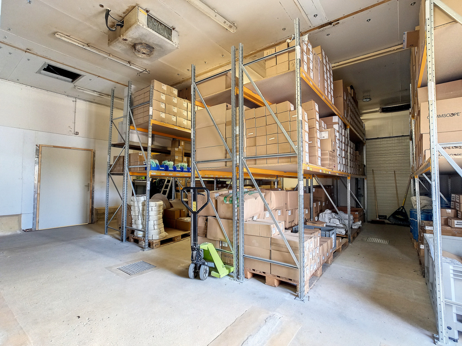 
                                                Vente
                                                 DANGY, Local professionnel