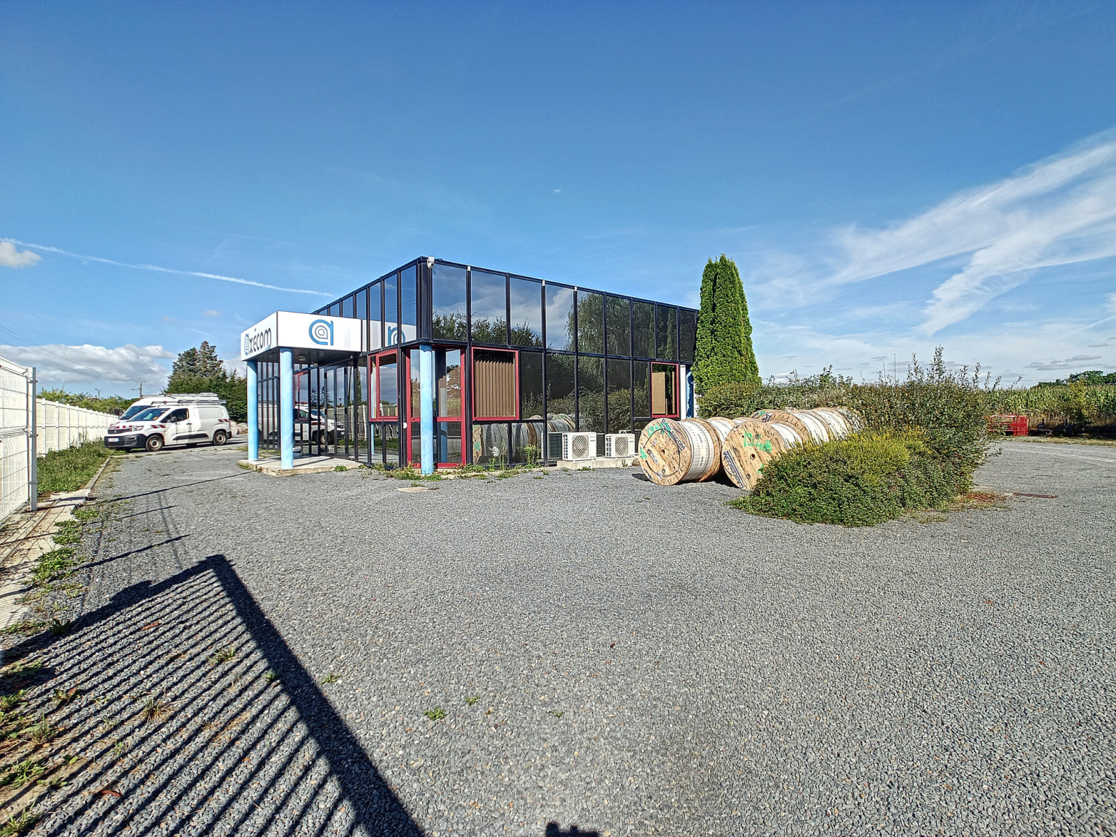 
                                                Vente
                                                 DANGY, Local professionnel